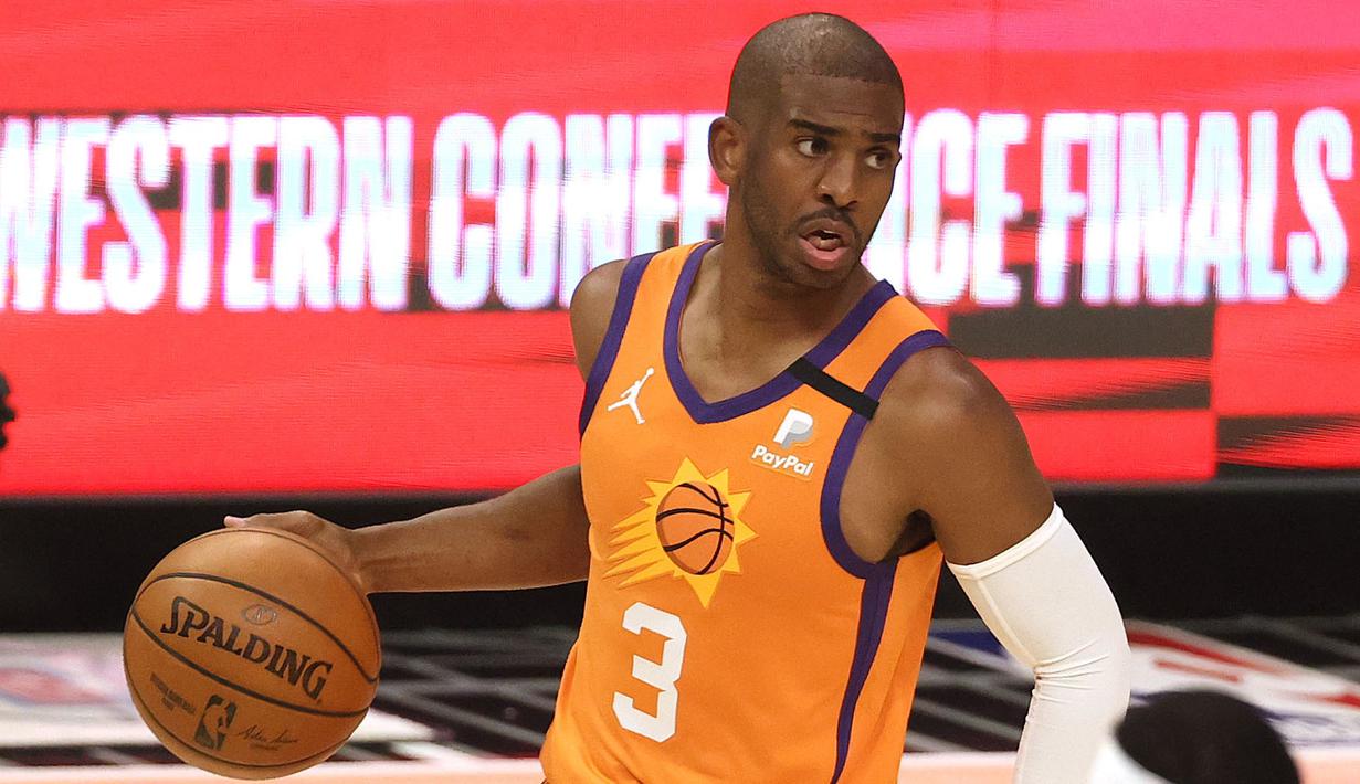 Chris Paul sukses tampil impresif pada NBA musim lalu dengan membawa Phoenix Suns hingga final, walapun harus kalah dari Milwaukee Buck. Paul mengawali kariernya di NBA pada tahun 2006 bersama New Orleans Hornets dan langsung menyabet Rookie of The Year. (Getty Images via AFP/Ronald Martinez)