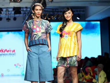 Desainer Lenny Agustin memamerkan karyanya di Jakarta Fashion & Food di Hotel Harris Kelapa Gading, Jakarta (Liputan6.com/Faisal R Syam)