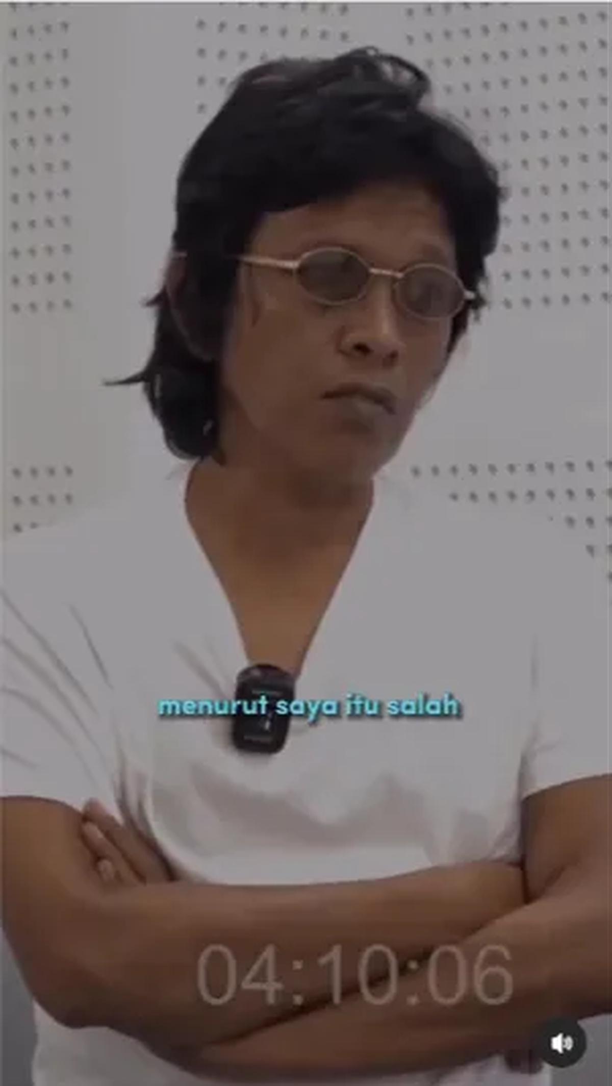 Ia pun merasa hal tersebut salah. Tidak seharusnya orang-orang menghakimi masa depan anak hanya karena perbuatan atau perilakunya. "Menurut saya itu salah," ujarnya.<br>