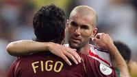 Dua mantan pemain Real Madrid, Luis Figo (kiri) dan Zinedine Zidane (kanan), saat masih sama-sama bermain sebagai pemain profesional. (AFP/Nicholas Asfouri)