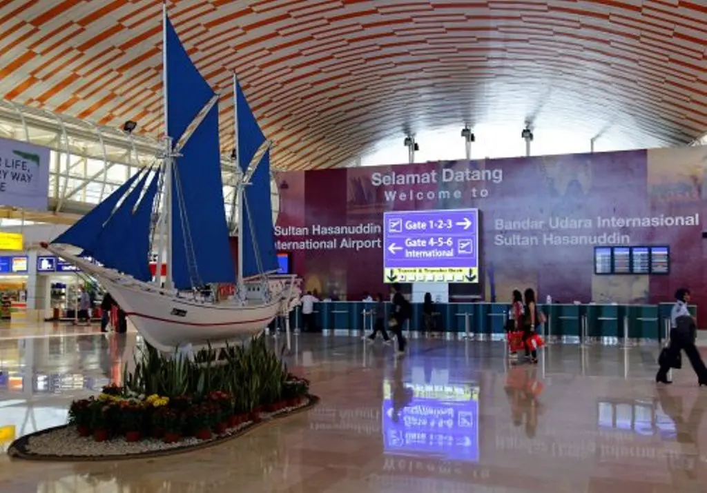 Kapal pinisi, Bandara Sultan Hasanuddin, Makassar, Sulawesi Selatan. (Sumber Foto: Forum SkyScrapercity)