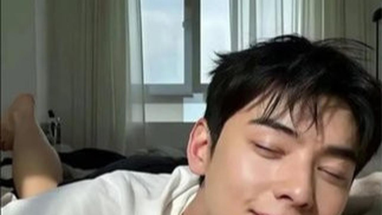 7 Potret Cha Eun Woo Pose Tidur, Merem Aja Cakepnya Ugal-Ugalan