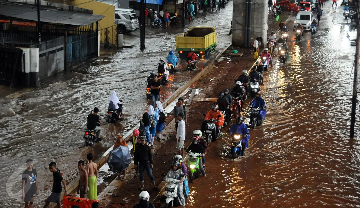 Sejumlah pengguna jalan menghindari genangan air di Jalan Ciledug Raya dekat perempatan Seskoal, Jakarta, Jumat (11/11). Hujan deras diringi petir kembali melanda Jakarta mengakibatkan genangan air di beberapa titik. (Liputan6.com/Helmi Fithriansyah)