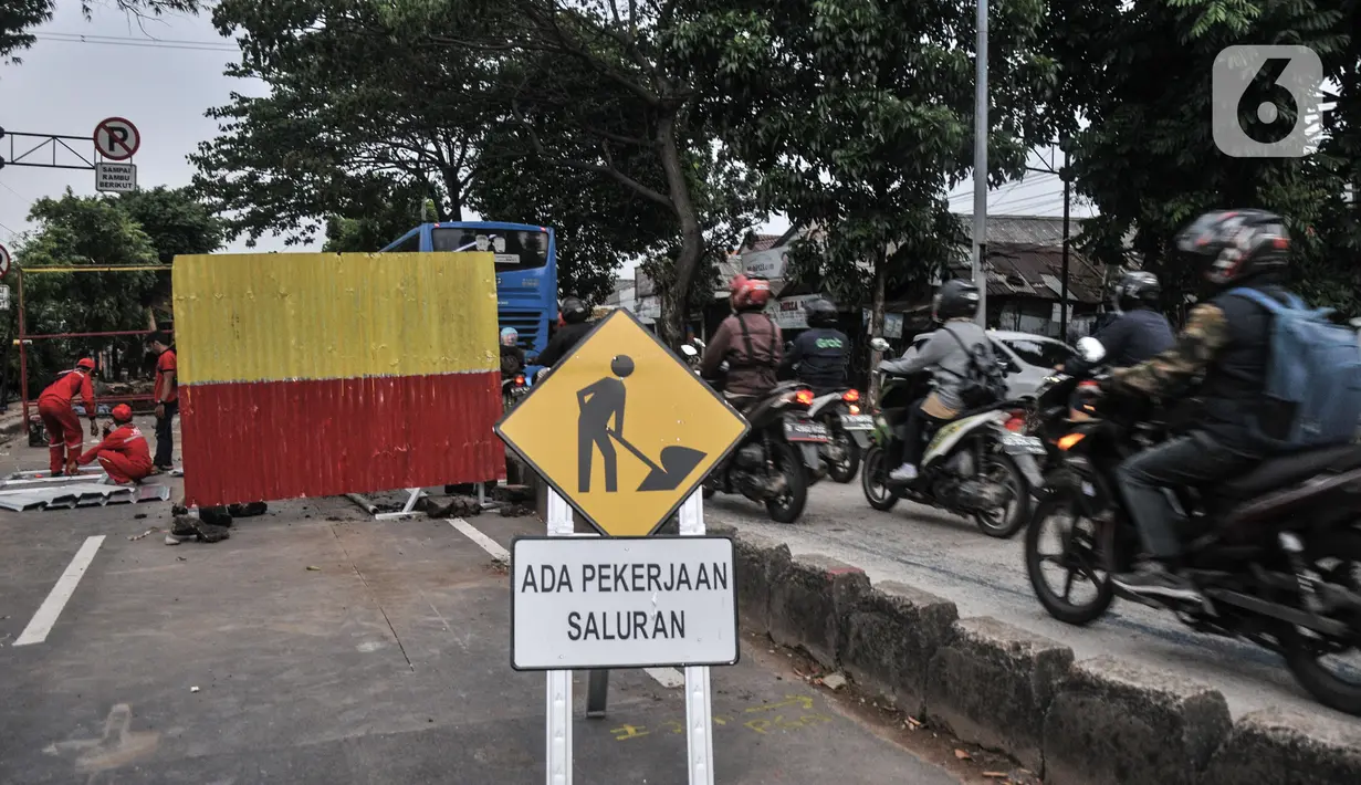 Kendaraan terjebak macet akibat penutupan jalan untuk proyek galian saluran di Jalan I Gusti Ngurah Rai, Jakarta, Rabu (6/1/2021). Penutupan jalan sehubungan adanya pekerjaan box culvert dan crossing buis beton oleh Sudin Sumber Daya Air Kota Administrasi Jakarta Timur. (merdeka.com/Iqbal S Nugroho)