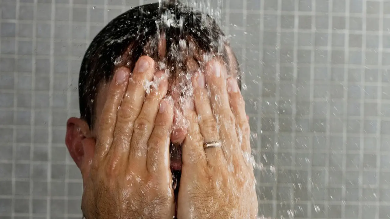 Ini Alasan Sebaiknya Tidak Mencuci Muka di Shower