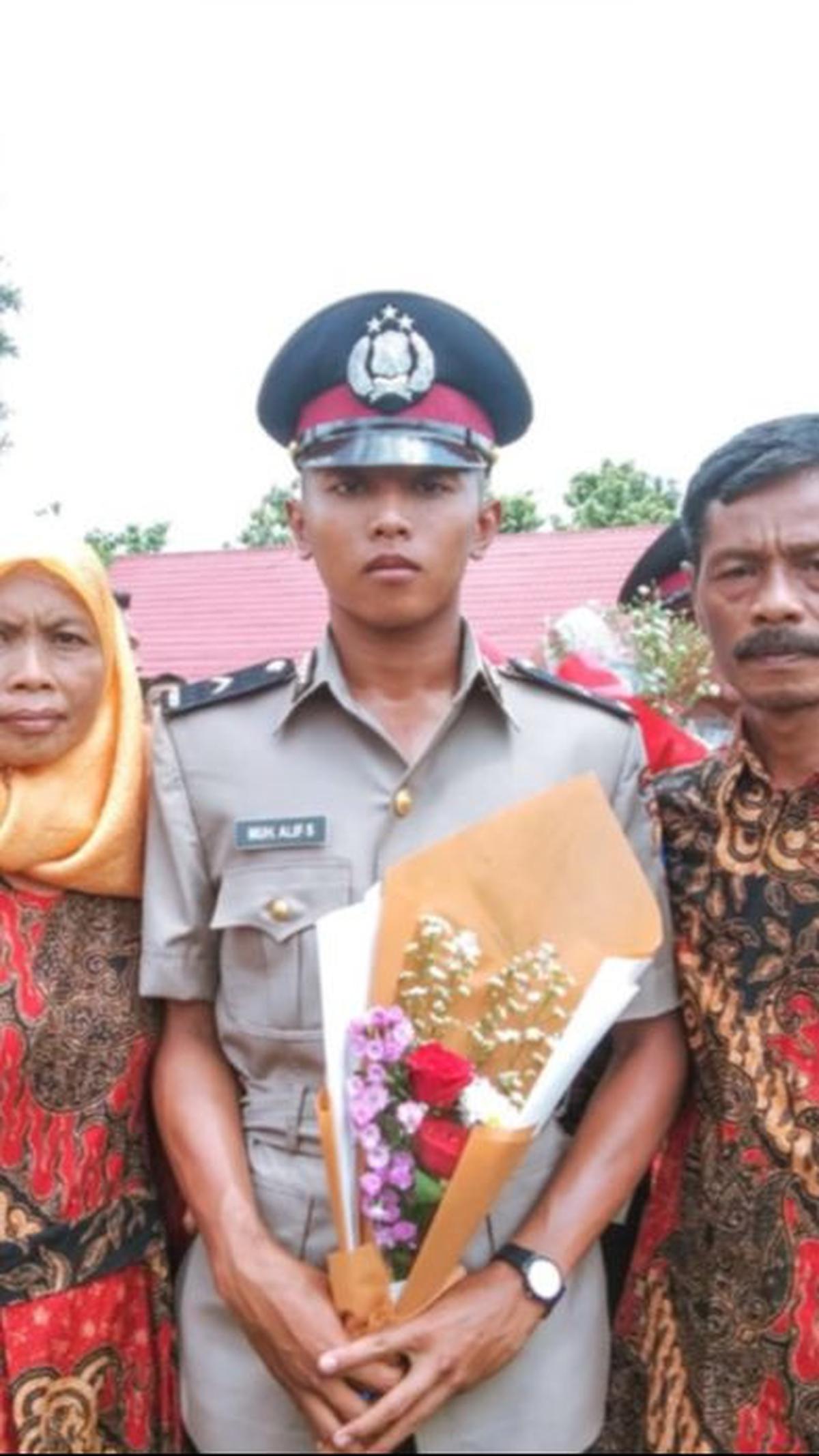 Kedua orang tua Alif pun terlihat datang di momen kelulusannya menjadi abdi negara.