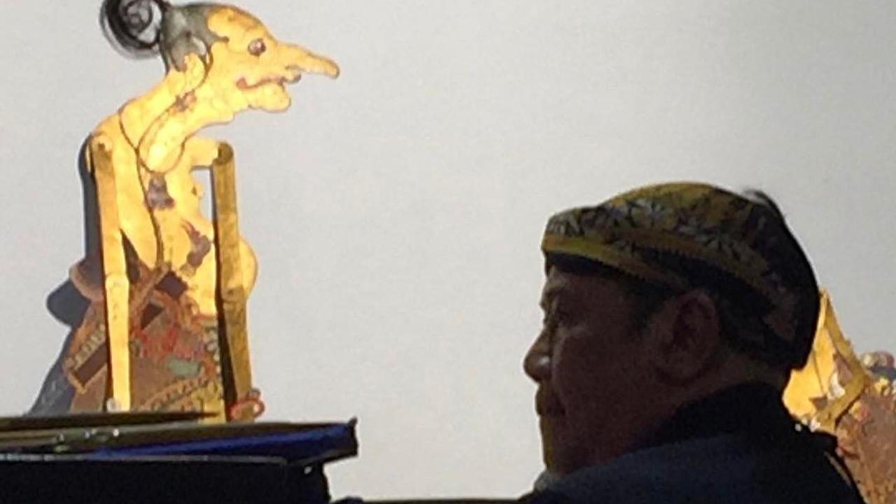 "Lahir dari keluarga pedalang, beliau mendalang sejak usia 12 tahun mendalang di lima benua asal Klaten, Jawa Tengah. Dan beliau salah satu tokoh paling aktif mendorong perubahan,"&nbsp;<br>