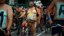 Seorang pria mengendarai sepeda dengan tubuh di cat serta telanjang saat mengikuti World Naked Bike Ride di Guadalajara, Jalisco, Meksiko (17/6). (AFP Photo/Hector Guerrero)