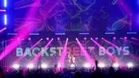 Personil Backstreet Boys Brian Littrell, Nick Carter, AJ McLean, Kevin Richardson, dan Howie Dorough saat tampil di atas panggung selama Jingle Ball 2022 iHeartRadio KISS108 di TD Garden di Boston, Massachusetts (11/12/2022).  (Adam Glanzman/ Getty Images untuk iHeartRadio/AFP)