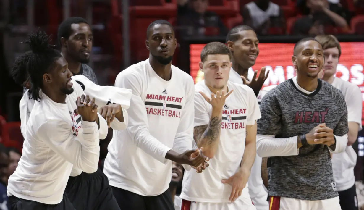 Ekspresi kegembiraan para pemain Miami Heat usai mengalahkan Orlando Magic pada laga NBA preseason basketball game, di Miami (19/10/2016) WIB. (AP/Wilfredo Lee)