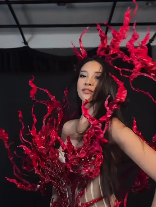 Namun Anya memastikan hasil akhirnya akan lebih heboh. Bakal sekeren apa tampilan Anya Geraldine di Halloween ini? [Instagram.com/anyageraldine]