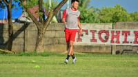 Eks gelandang Persija Jakarta dan Bali United, Sutano Tan terlihat bergabung dalam sesi latihan PSM Makassar di Lapangan Bosowa Sport Centre, Senin sore (15/3/2021). (Abdi Satria/Bola.com)