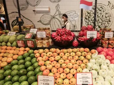 Pramusaji menjaga booth buah-buahan di sela-sela pembukaan supermarket Ranch Market di Lippo Mall Puri, Jakarta, Jumat (12/11/2021). Ranch Market berlokasi di area grand central mengusung konsep unik dengan menggandeng beberapa brand food dan beverages lokal. (Liputan6.com/Fery Pradolo)