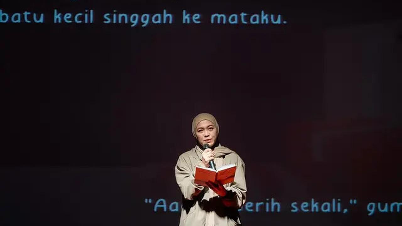Potret 7 Artis Baca Puisi di Peluncuran Buku Natasha Rizky, Desta Sampai Menangis