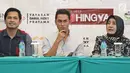 Aktor Indra Bruggman (tengah) memberi keterangan saat penggalangan dana untuk Rohingya di kawasan Dharmawangsa, Jakarta, Senin (18/09). (Liputan6.com/Herman Zakharia)