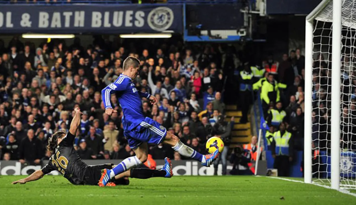 Aksi Fernando Torres mencetak gol pada menit ke-90 mengunci kemenangan 2-1 Chelsea atas Mancester (AFP/Glyn Kirk)