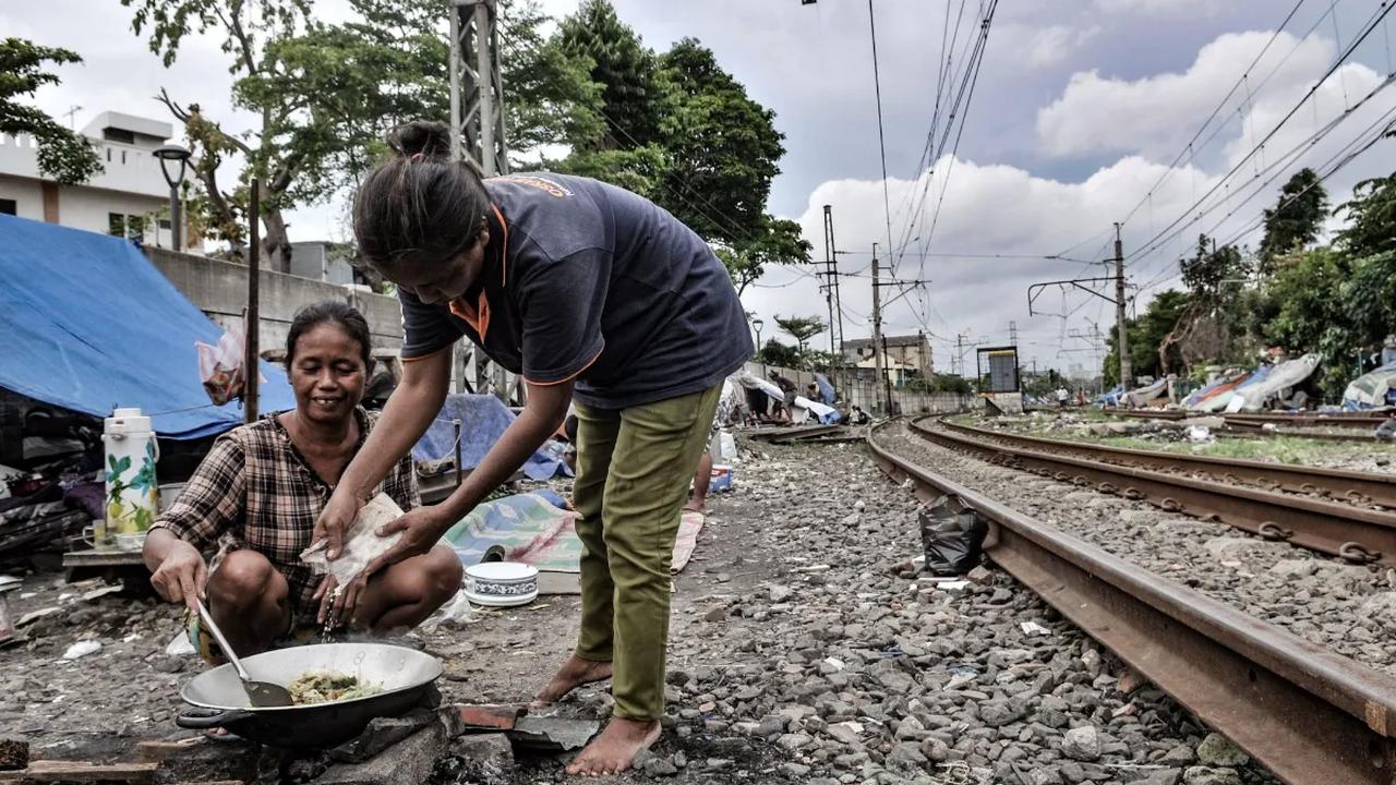 Syaratnya, pendatang harus punya tempat tinggal layak, pekerjaan tetap.