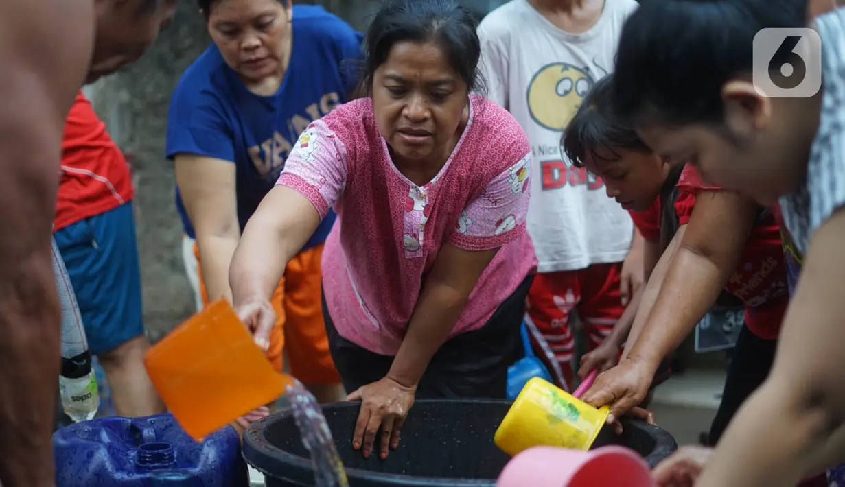 Warga mengisi air bersih ke dalam jeriken dan ember di kawasan Cipayung, Jakarta Timur, Rabu (20/11/2019). Hingga kini masyarakat terdampak masih mengandalkan bantuan pasokan air bersih yang disediakan Pemprov DKI Jakarta. (Liputan6.com/Immanuel Antonius)