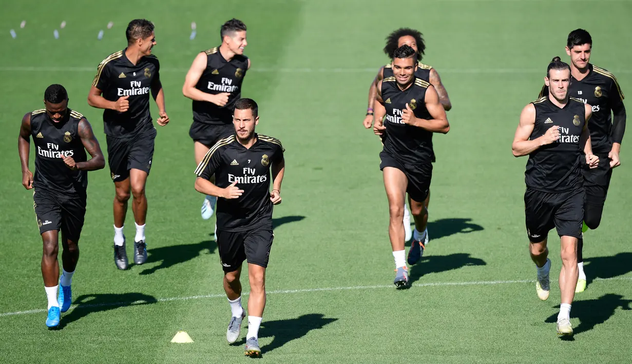 Penyerang Real Madrid Gareth Bale (dua kanan) berlatih bersama rekan setimnya di Real Madrid's Sport City, Madrid, Spanyol, Jumat (16/8/2019). Real Madrid terus mempersiapkan debut perdananya di Liga. (JAVIER SORIANO/AFP)