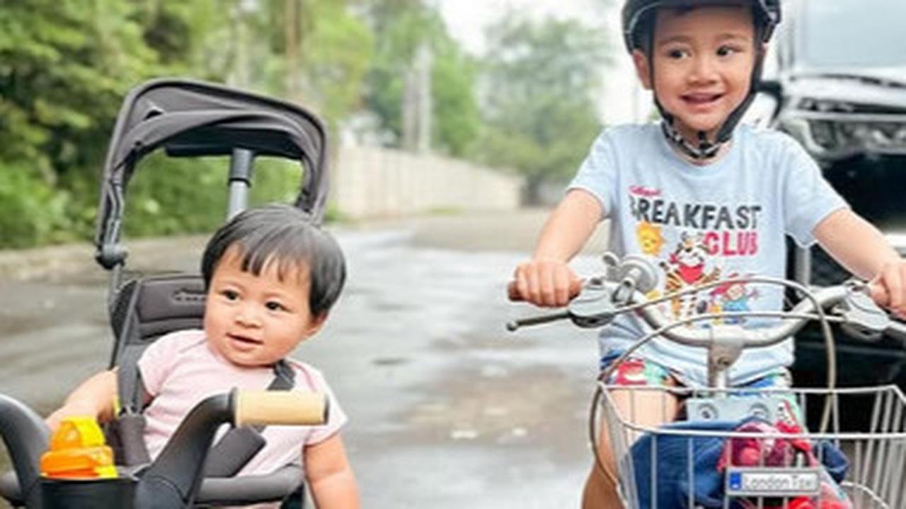 Potret Kompak Rayyanza & Baby Lily Naik Sepeda Keliling Komplek, Dua Bayi Idola Netizen Bikin Gemas