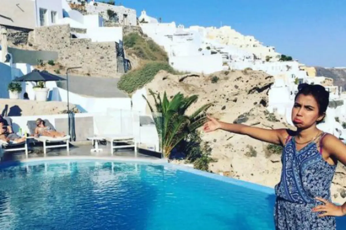 Huma berpose di Santorini