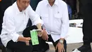 Presiden RI, Joko Widodo (kiri) bersama Menhub Budi Karya Sumadi melihat barang temuan yang diduga milik penumpang pesawat Lion Air JT 610 di Pelabuhan JICT 2, Jakarta, Selasa (30/10). (Liputan6.com/Helmi Fithriansyah)