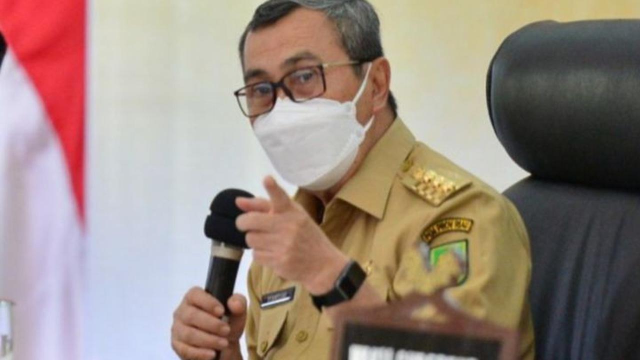 Gubernur Riau Syamsuar dan anaknya Muhammad Andri dituding menerima suap Rp2,5 miliar dalam proyek payung elektrik Mesjid An-Nur Pekanbaru.