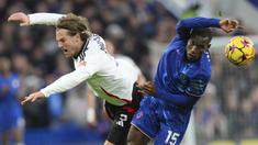 Pemain Chelsea, Nicolas Jackson berebut bola dengan pemain Fulham, Joachim Andersen pada laga lanjutan Liga Inggris 2024/2025 di Stamford Bridge, London, Inggris, Jumat (27/12/2024) WIB. (AP Photo/Kirsty Wigglesworth)