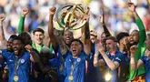 Gelandang Chelsea asal Argentina, Enzo Fernandez mengangkat trofi bersama rekan setimnya setelah berhasil meraih gelar juara Piala Dunia Antarklub 2025 di Stadion MetLife, East Rutherford, New Jersey, Amerika Serikat pada 13 Juli 2025 waktu setempat atau Senin (14/7/2025) dini hari WIB. (ANGELA WEISS/AFP)