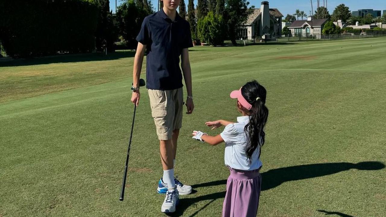 Bermain Golf Dengan Kedua Anaknya Dalam Suhu 45 Derajat