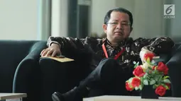 Wakil Bendahara Umum Partai Golkar, Zulhendri Hasan saat berada di ruang tunggu Gedung KPK, Jakarta, Selasa (14/11). Zulhendri diperiksa terkait kasus dugaan merintangi penyidikan kasus e-KTP dengan tersangka Markus Nari. (Liputan6.com/Helmi Fithriansyah)