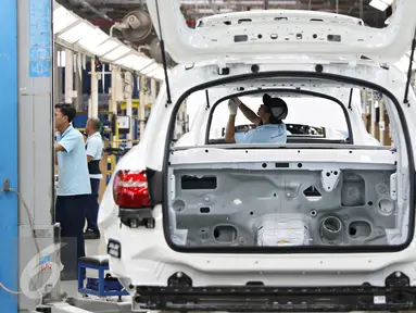 Pekerja saat melakukan pengecekan body mobil Mercedes-Benz GLC di Pabrik Wanaherang, Bogor, Jawa Barat, Selasa (24/5). Produk terbaru di segmen Sport Utility Vehicle (SUV) tersebut dirakit di dalam negeri. (Liputan6.com/Immanuel Antonius)