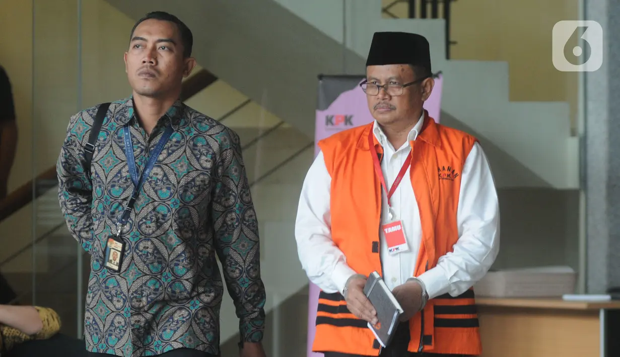 Bupati Indramayu, Supendi dikawal petugas keluar akan menjalankan salat Jumat di Gedung KPK, Jakarta, Jumat (13/12/2019). Supendi diperiksa sebagai tersangka terkait dugaan menerima suap terkait pengaturan proyek dilingkungan Pemerintah Kabupaten Indramayu tahun 2019. (merdeka.com/dwi narwoko)