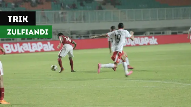 Berita video trik gelandang Timnas Indonesia U-23, Zulfiandi, yang membuat pemain Bahrain tertipu dalam laga Anniversary Cup 2018 di Stadion Pakansari, Bogor, Jumat (27/4/2018).