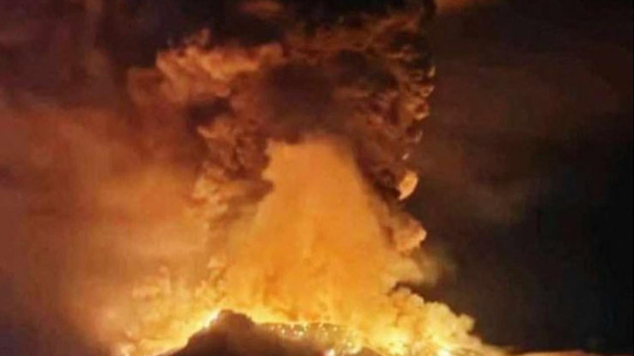Pusat Vulkanologi dan Mitigasi Bencana Geologi (PVMBG) menaikkan status Gunung Ruang di Kabupaten Sitaro, Sulawesi Utara. Sebelumnya, berada level III atau Siaga menjadi level IV atau Awas.