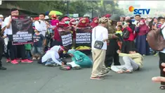 Prihatin atas nasib pengungsi Rohingya yang sebagian besar adalah umat muslim, ratusan orang menggelar aksi di bundaran Hotel Indonesia. 