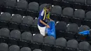 Alih-alih langsung euforia atau terburu-buru pulang, ratusan pendukung Samurai Blue secara tertib tetap tinggal di area tribun untuk memunguti gelas plastik, wadah makanan, dan sisa sampah penonton lain. (AP Photo/Jessica Tobias)