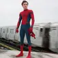 Aktor asal Inggris Tom Holland berada di samping kereta saat syuting film terbarunya, `Spider-Man: Homecoming.`.  Film ini didistribusi oleh Sony Pictures Releasing. (Chuck Zlotnick/Columbia Pictures-Sony via AP)