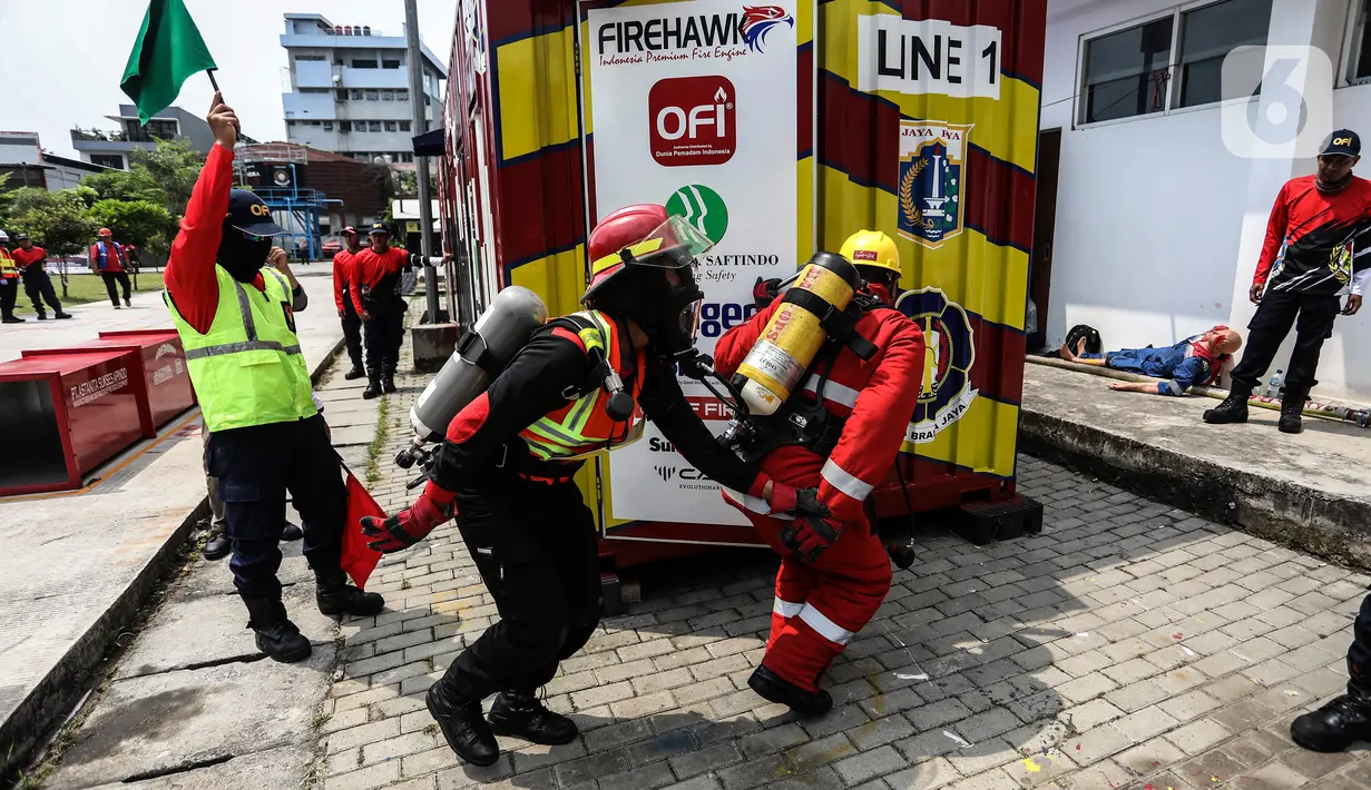 Peserta saat mengikuti Jakarta Fire Safety Challengge (JFSC) tahun 2022 di Lapangan Kantor Dinas Penanggulangan Kebakaran dan Penyelamatan (Gulkarmat), Duri Pulo, Jakarta Pusat, Selasa (9/8/2022). Kegiatan ini diikuti oleh 101 kontingen dari petugas Manajemen Keselamatan Kebakaran Gedung (MKKG) dan Manajemen Keselamatan Kebakaran Lingkungan (MKKL) di wilayah DKI Jakarta. (Liputan6.com/Johan Tallo)