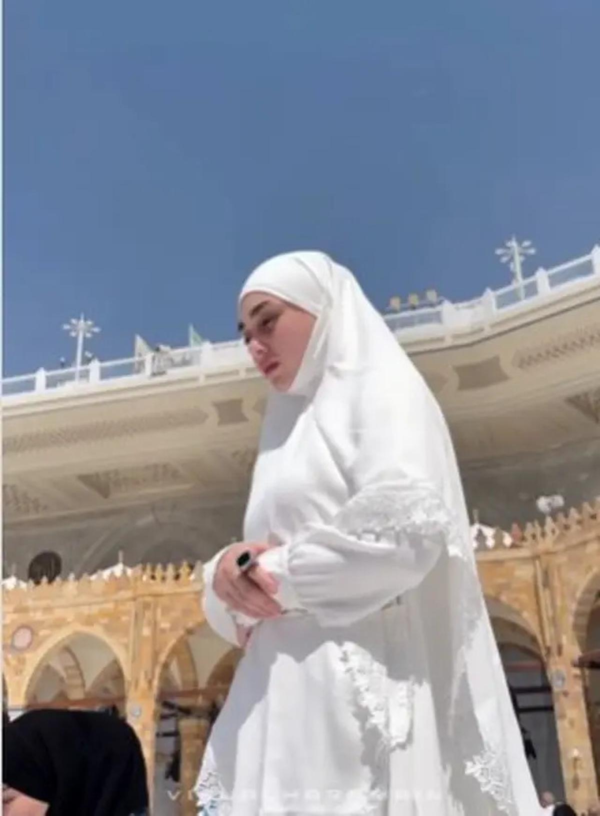 Potret Celine Evangelista Umrah, Suasana Penuh Haru di Tanah Suci