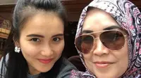 Ayu Ting Ting selalu didoakan oleh ibundanya, Umi Kalsum, dalam berbagai aktivitas (Instagram/@mom_ayting92)