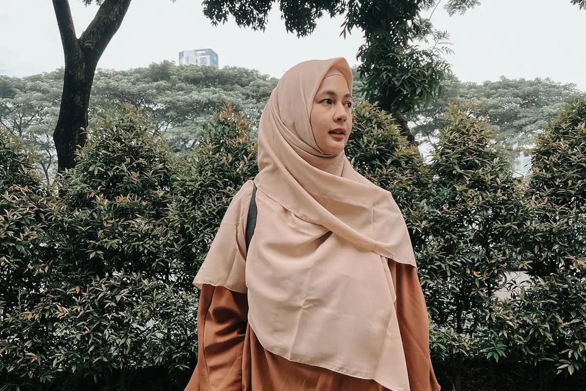 Paula Verhoven tampil cantik berhijab