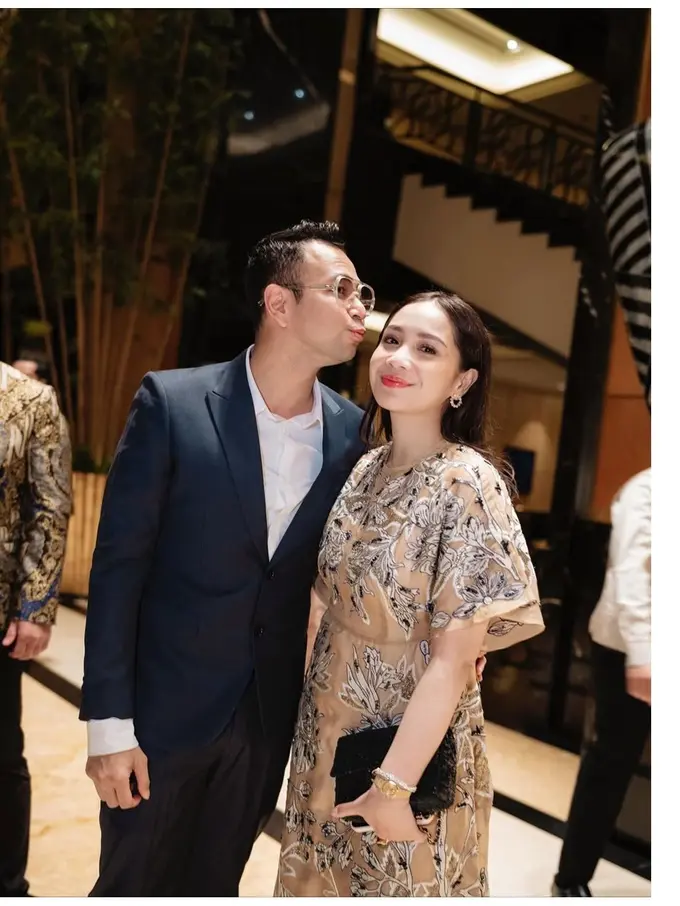 6 Potret Outfit Kondangan Nagita Slavina di Oktober 2025, Gaun hingga Set Kebaya
