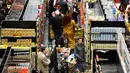 Orang-orang berbelanja di sebuah supermarket ketika yang lain mulai menimbun persediaan di Beirut, Lebanon, Rabu (11/3/2020). Total ada 61 orang yang dinyatakan positif virus Corona COVID-19 di Lebanon dimana pasien pertama sudah dinyatakan sembuh dan terbebas dari virus itu. (AP/Hussein Malla)