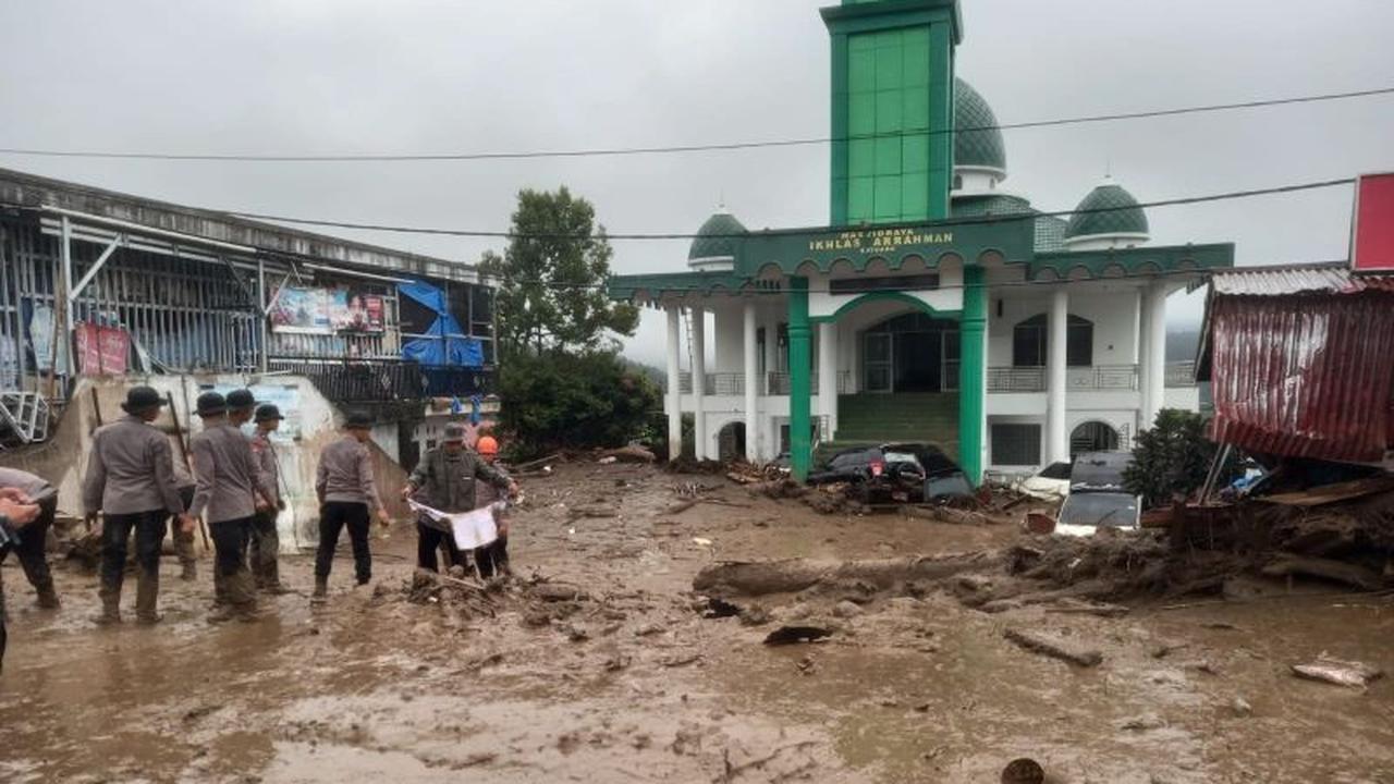 Update Banjir Bandang Solok: 4 Luka, Puluhan Warga Mengungsi