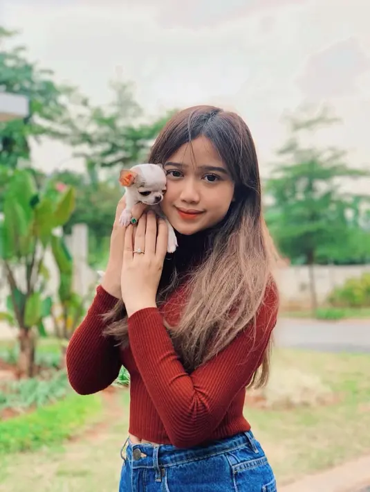 Sekarang ini pun ramai tentang ‘kaum rebahan’, menurutnya tidak masalah. Asalkan tetap pada porosnya dan selalu produktif. Tidak hanya benar-benar rebahan tanpa melakukan apapun. (Instagram/brisiajodie96)