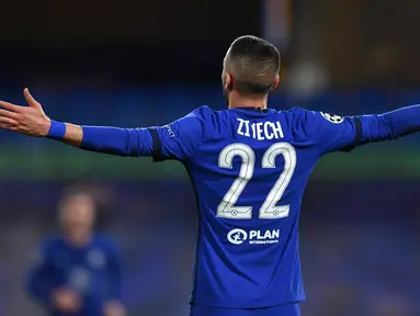 Gelandang Chelsea, Hakim Ziyech melakukan selebrasi usai mencetak gol pertama timnya ke gawang Atletico madrid dalam laga leg kedua babak 16 besar Liga Champions 2020/2021 di Stamford Bridges, London, Rabu (17/3/2021). Chelsea menang 2-0 atas Atletico Madrid. (AFP/Ben Stansall)