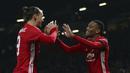 Zlatan Ibrahimovic dan Anthony Martial merayakan gol ke gawang West Ham United pada laga Piala Liga Inggris di Stadion Old Trafford, (30/11/2016). MU menang 4-1. (AP/Dave Thompson)