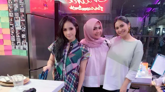 6 Potret Rieta Amilia Bareng Nagita Slavina dan Caca Tengker, Selalu Kompak