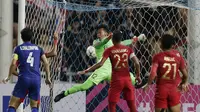 Kiper Timnas Indonesia, Awan Setho, gagal menghalau bola saat melawan Thailand pada laga Piala AFF 2018 di Stadion Rajamangala, Bangkok, Sabtu (17/11). Thailand menang 4-2 dari Indonesia. (Bola.com/M. Iqbal Ichsan)